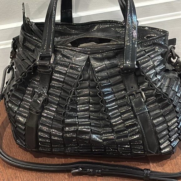 BURBERRY Black Patent Leather Cartridge Pleated Large Lowry Tote Bag - Picture 2 of 7